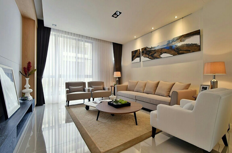 為了搭配客廳較為狹長的空間，我們利用寬面的一字型沙發來做對應