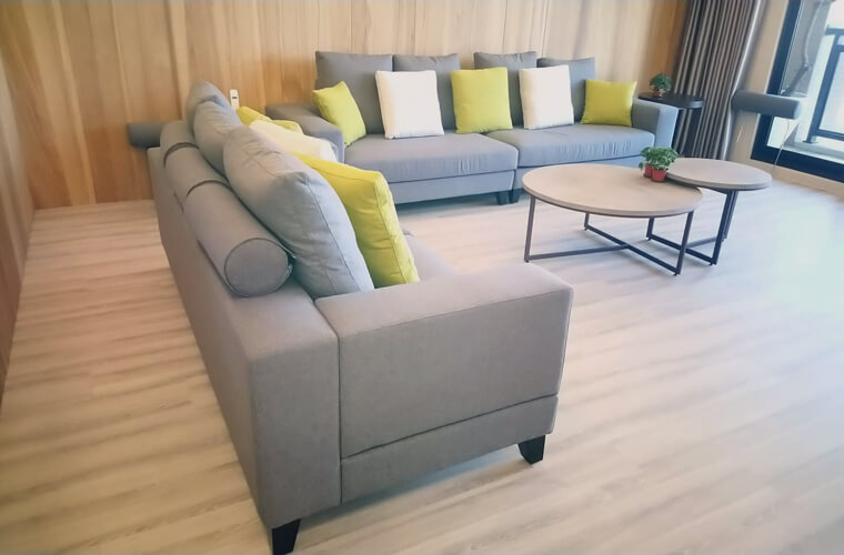 沙發設計上的重點，此組沙發的布面材料就成了關鍵