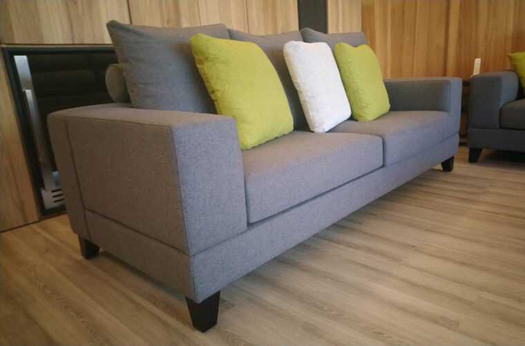 俐落的一字型沙發，再搭配比較大的空間尺吋上，可以比較符合整個牆面的配置