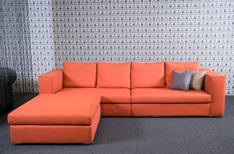橙色L型沙發